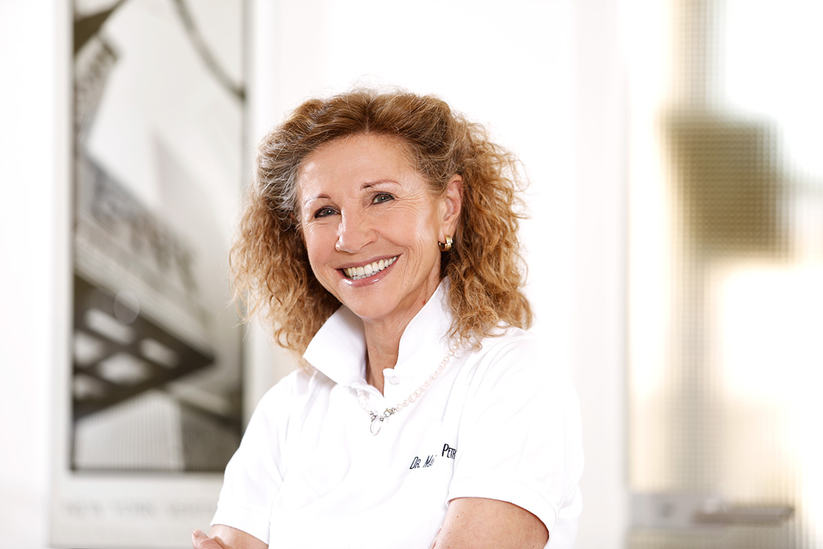 Bild zu Zahnarzt Bad Soden am Taunus - Dr. Maria R. Petry Expertin für Parodontologie sowie für ästhetische und konservative restaurative Behandlungen