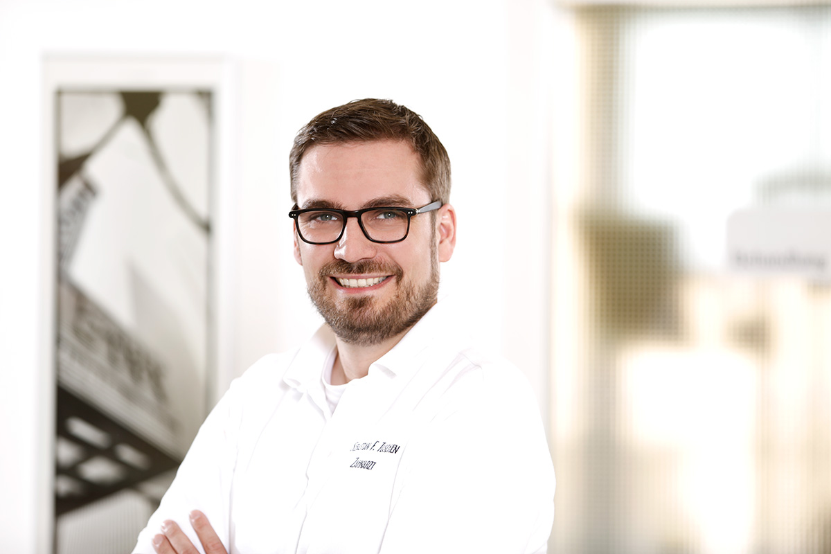 Bild zu Zahnarzt Bad Soden am Taunus - Sebastian Tuschen Experte für mikroskopische Endodontie sowie ästhetische und konservative Restaurationen im Front- und Seitenzahnbereich