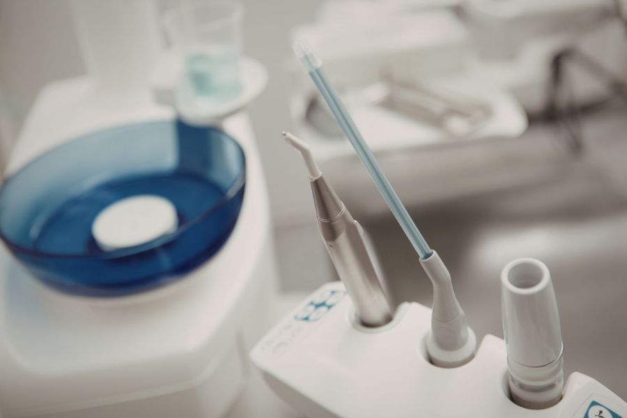 Desinfektion & dichter Verschluss - So läuft die Behandlung deines Zahnersatzes bei Dr. Petry & Tuschen in Bad Soden ab